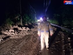 Polisi Dan BPBD Bersihkan Material Longsor  Di Jalan Takengon Angkup  Arus Kembali Normal