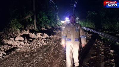 Polisi Dan BPBD Bersihkan Material Longsor  Di Jalan Takengon Angkup  Arus Kembali Normal